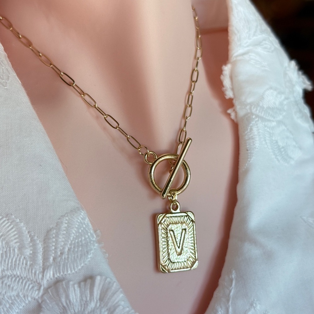 Gold Elegant Pendant Necklace